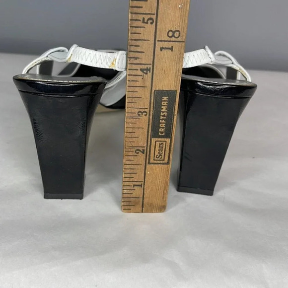 TAHARI Bevan Slingbacks Black White Block Heel Shoes Peep Toe Shiny Size 7.5 - Picture 7 of 8